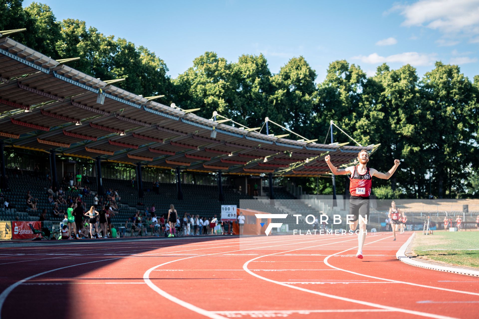 Robin Zernick (LG Osnabrueck) jubelt im Ziel am 02.07.2022 waehrend den NLV+BLV Leichtathletik-Landesmeisterschaften im Jahnstadion in Goettingen (Tag 1)